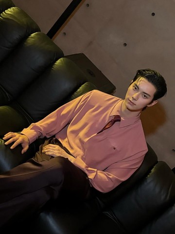 5 Gaya Lee Chae Min Saat Menghadiri Saint Laurent Show di Paris Fashion Week