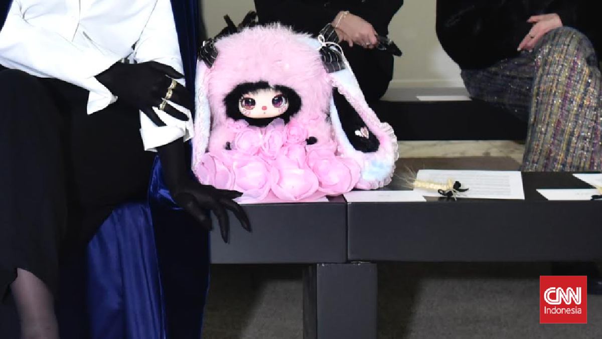 Liila Di Front Row, Boneka Pencetak Sejarah Di Paris Couture Week