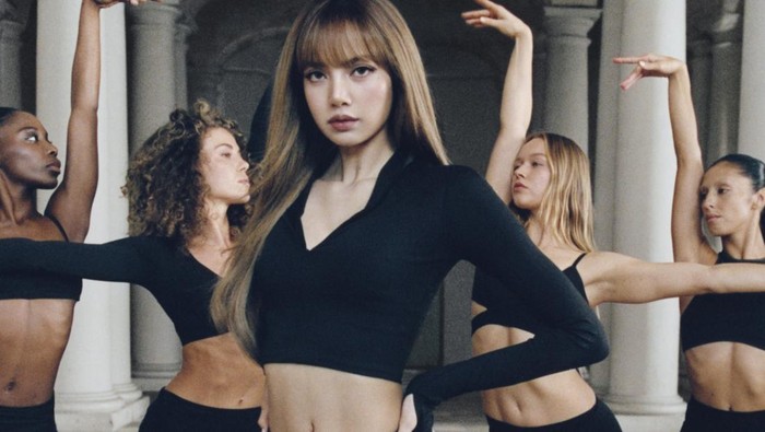 Lisa BLACKPINK digandeng sebagai bintang iklan NIKESKIMS. Tampil ala balletcore dengan outfit teranyar terinspirasi ballerina.