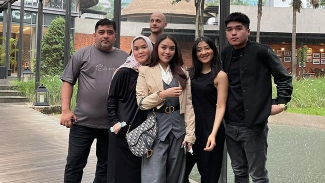 Tinggal Kenangan, 7 Potret Kedekatan Lula Lahfah dengan Keluarga Jadi Sorotan