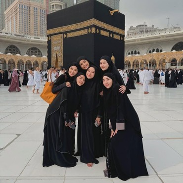 Sempat Umrah Bareng, 7 Momen Manis Lula Lahfah & Geng Hanam Sebelum Tutup Usia