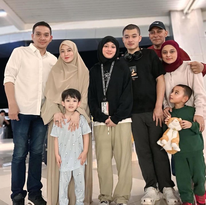 <p>Baru-baru ini, Lyra mengunggah potret kebersamannya dengan Eric di Instagram. Lyra dan Eric bertemu untuk mengantarkan anak mereka Queisha Nahla yang mau terbang ke Eropa untuk liburan dan mencari kampus untuk melanjutkan pendidikan. "<em>Alhamdulillah</em> malem2 nganter kakak yang <em>insyaAllah</em> mau berangkat ke Eropa utk liburan dan <em>survey</em> kampus sama Abi dan Umi Uci nya, <em>fiiamanilah</em> ya kak .. sehat2 dan have fun disana ya sayang," tulis Lyra di Instagram. (Foto: Instagram @lyravirna)</p>