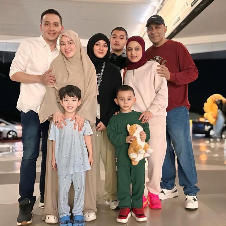 <p>Di foto ini, Lyra dan Eric mengantarkan sang putri bersama keluarga besar. Lyra mengajak serta suaminya Fadlan Muhammad, sementara Eric bersama istrinya yang akrab disapa Uci. Ya, setelah Lyra dan Eric bercerai, keduanya kembali membangun rumah tangga dengan pasangan masing-masing. (Foto: Instagram @lyravirna)</p>
