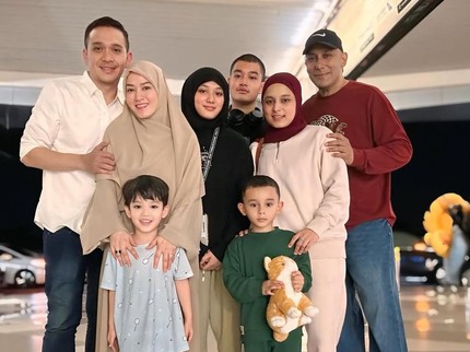 Potret Hangat Lyra Virna & Eric Scada Bersama Pasangan, Kompak Dampingi Anak