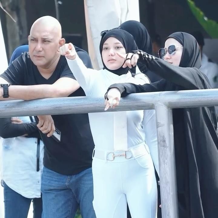 <p>Kekompakan Lyra dan Eric juga pernah tertangkap kamera saat keduanya menemani sang putri lomba berkuda pada September 2025 lalu. Keduanya memberikan dukungan ke Queisha yang saat itu melakukan debut turnamen berkuda. (Foto: Instagram @lyravirna)</p>