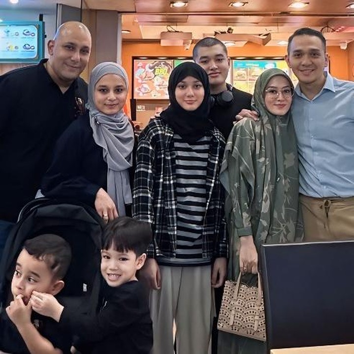 <p>Aktris Lyra Virna pernah menikah dengan Eric Scada dan dikaruniai dua anak, yakni Queizal Mirosavir dan Queisha Nahla. Meski kini status keduanya telah bercerai, Lyra dan Eric tetap menjaga hubungan baik dan menjalani co-parenting dalam membesarkan kedua anak mereka. (Foto: Instagram @lyravirna)</p>
