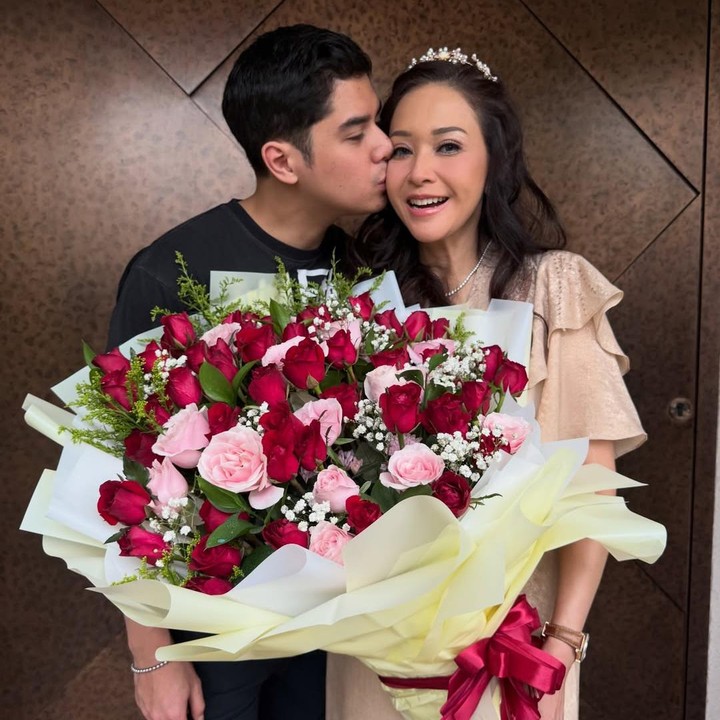 <p>Anak pertama Maia, Al Ghazali mengunggah potret kebersamaan dengan ibunda di Instagram. Al menuliskan ucapan selamat ulang tahun sekaligus mengungkap rasa cintanya pada sang Bunda. "Hari ini, aku hanya ingin melihat Bunda tersenyum dan bahagia. Selamat ulang tahun, Bundaku tercinta! Semoga hidup Bunda selalu penuh cinta ketenangan dan kedamaian. <em>I love you with all my heart</em>," tulis Al. Maia membalas doa ini dengan doa terbaik yang ditujukan untuk sang putra. "<em>Aaaahhh</em> makasih sayangku, <em>love you to the max</em> semuanya," jawab Maia. (Foto: Instagram @alghazali7)</p>
