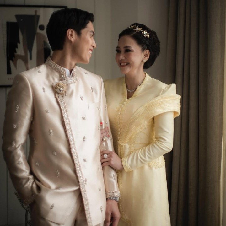 <p>Putra kedua Maia, El Rumi, juga membagikan momen kebersamaan dengan sang Bunda di hari spesial ini. El juga mem-<em>posting</em> foto masa kecilnya yang tengah menghabiskan waktu bersama ibunda tercinta. "<em>Happy 50th Birthday, my first love</em>, Bunda. Semoga Bunda selalu dikaruniai kebahagiaan dan keberkahan di dunia dan akhirat. <em>Thank you for your endless love</em>," ungkap El Rumi. (Foto: Instagram @elelrumi)</p>