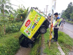 Mobil Boks Nungging di Parit Magelang Usai Senggol Beat