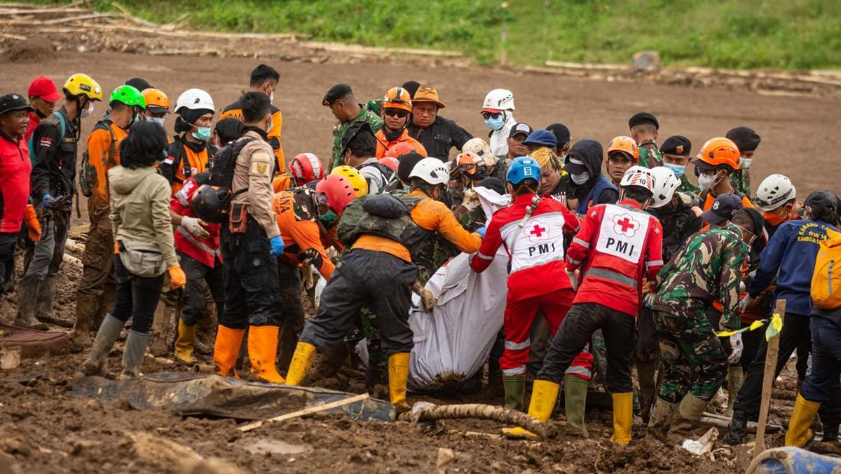 Hujan Angin Kencang, Operasi Korban Longsor Cisarua Disetop Sementara