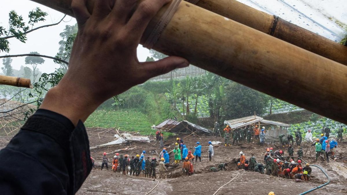 Update Longsor Cisarua: Tim Terkendala Cuaca, 27 Masih Hilang