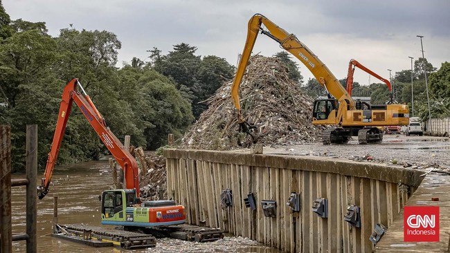 Pemkot Jakarta Timur bersihkan 25 ton sampah pascabanjir di Kramat Jati. Pembersihan melibatkan 8 armada dan 15 personel untuk mencegah genangan kembali.