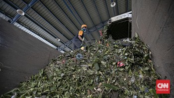 Foto: Pengolahan Sampah Banjir di Saringan Sampah TB Simatupang Jaksel