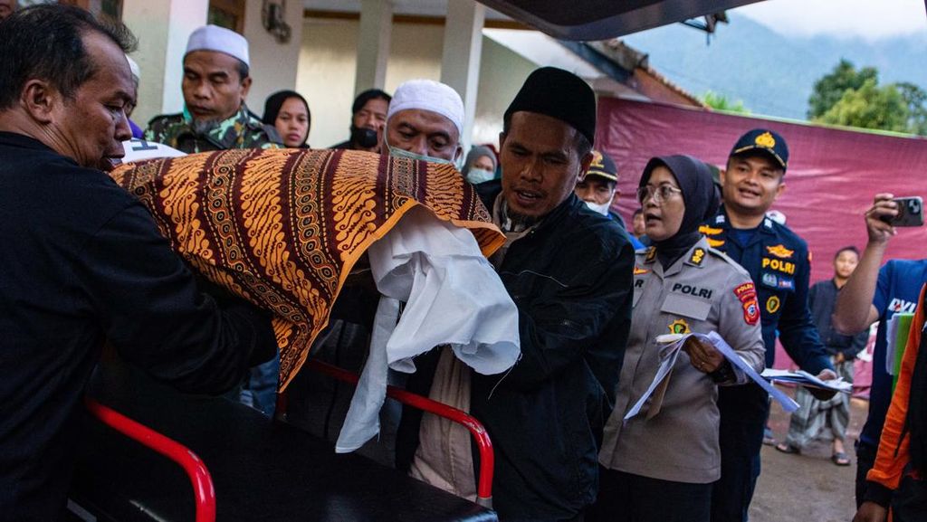 FOTO: Proses Evakuasi hingga Identifikasi Korban Longsor Cisarua