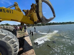 Bangkai Pesawat Smart Air Dievakuasi dari Laut Nabire ke Darat Pakai Loader