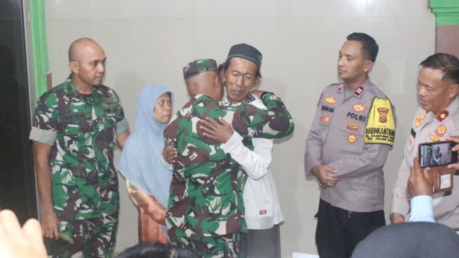 Kasus tuduhan es gabus berbahan spons terhadap tukang es Sudrajat berujung pada permintaan maaf anggota TNI dan Polri.
