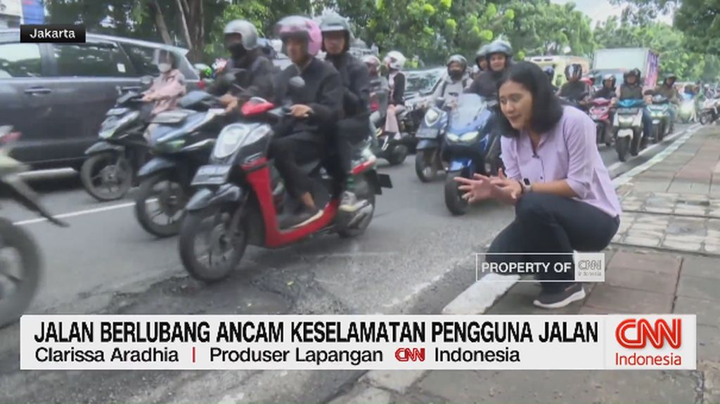 VIDEO: Hujan Deras Tinggalkan Jalan Rusak di Jakarta