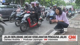 VIDEO: Hujan Deras Tinggalkan Jalan Rusak di Jakarta