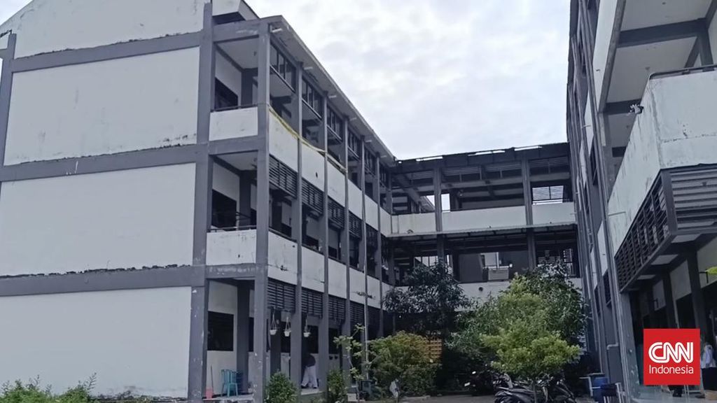 Plafon Kelas SMP 60 Surabaya Ambruk Diduga Imbas Cuaca Ekstrem