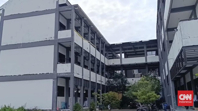 Plafon ruang kelas SMPN 60 Surabaya ambruk diduga imbas cuaca ekstrem beberapa hari terakhir. Tiga siswa terluka dalam peristiwa itu, dan harus dirawat di UKS.