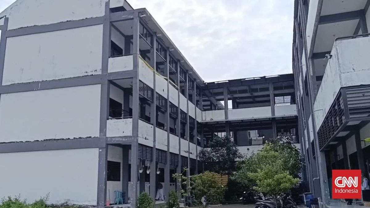 Plafon Kelas SMP 60 Surabaya Ambruk Diduga Imbas Cuaca Ekstrem