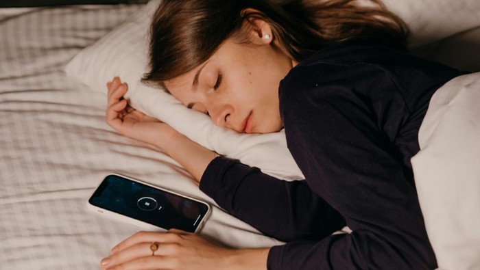 Tidur dengan posisi menyamping disebut sebagai posisi terbaik untuk penderita sinus. Tapi Dr. Vasyukevic memperingatkan bahwa tidur miring dapat menyebabkan kerutan di area dada dan sisi wajah yang tertekan atau bergesekan dengan bantal.