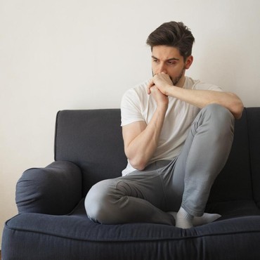 Ini 8 Sikap Pria yang Menunjukkan Ketidakbahagiaan Emosional