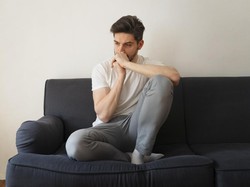 Ini 8 Sikap Pria yang Menunjukkan Ketidakbahagiaan Emosional