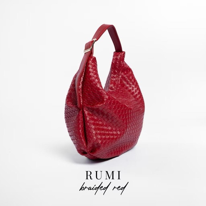 Tekstur anyaman unik di Rumi Hobo Bag ini menjadi daya pikat tersendiri. Selain itu, ada pula tali panjang yang bisa diatur sesuai kebutuhan.