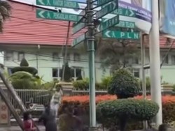 Viral Remaja Bergelantungan di Bekas Reklame Simpang Charitas Palembang