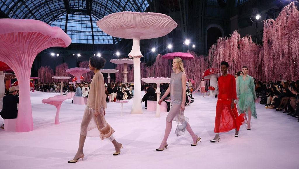FOTO: Warna-warni Debut Haute Couture Matthieu Blazy Bersama Chanel
