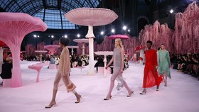 FOTO: Warna-warni Debut Haute Couture Matthieu Blazy Bersama Chanel