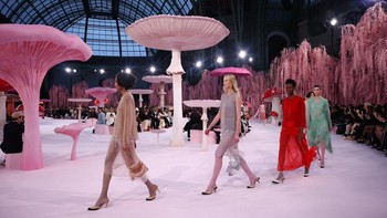 FOTO: Warna-warni Debut Haute Couture Matthieu Blazy Bersama Chanel
