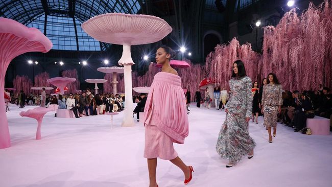Matthieu Blazy memamerkan koleksi debut couture-nya bersama Chanel. Lewat koleksi ini, Blazy memastikan Chanel akan bergerak pelan tapi pasti di dunia couture.