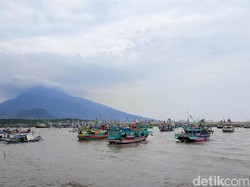 Nelayan di Situbondo Pilih Jual Sarung dan Daster Selama Cuaca Buruk