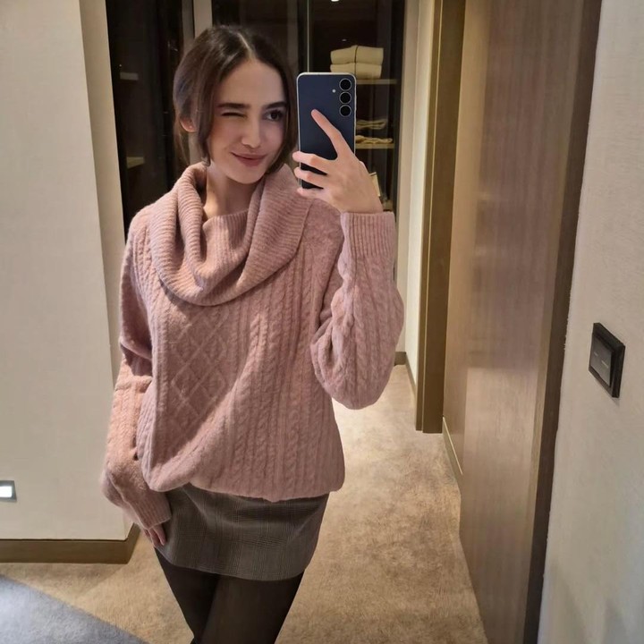 <p>Artis Syifa Hadju sebentar lagi menikah dengan El Rumi. Belum lama ini, Syifa melangsungkan acara lamaran, Bunda. Jelang hari pernikahan dan lamaran, Syifa memutuskan untuk menjalani diet hingga berhasil menurunkan berat badannya sebanyak 3 hingga 4 kilogram (kg). "Aku turun 3-4 kilo (kg) lah," kata Syifa saat ditanya tentang usahanya menurunkan berat badan jelang lamaran di akun YouTube MAIA ALELDUL TV. (Foto: Instagram @syifahadju)</p>