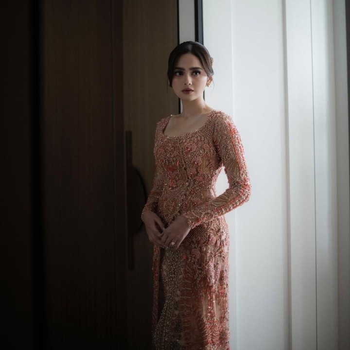 <p>Untuk menjaga penampilannya, Syifa rutin melakukan olahraga. Bintang film <em>Bismillah Kunikahi Suamimu</em> ini pernah mengungkap rutinitas fisiknya untuk tetap bugar di tengah kesibukan bekerja. "Aku banyak ngeluangin waktu buat olahraga untuk pilates, nge-gym, aku badminton, lari. Pasti ada aja yang aku lakuin," ungkap Syifa beberapa waktu lalu, dilansir 20detik. (Foto: Instagram @syifahadju)</p>