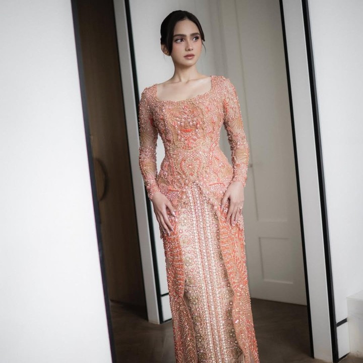 <p>Tips pola hidup sehat terakhir dari Syifa adalah menjaga pola makan. Selain untuk kesehatan, Syifa mengaku mulai mengurangi tepung dan gula untuk mencegah nyeri haid. "Aku lagi <em>cut</em> banget tepung, lagi berusaha mengurangi gula karena aku <em>sweet tooth</em>. Aku tanya sama dokter obgyn, kenapa aku sering sakit, ternyata berpengaruh juga dari tepung," ujarnya. (Foto: Instagram @syifahadju)</p>