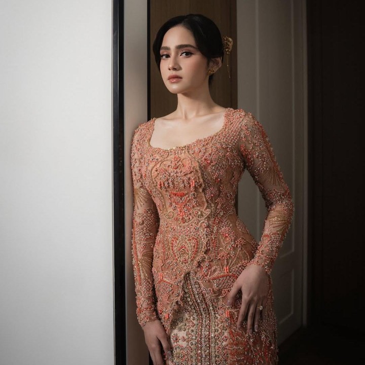 <p>Penampilan Syifa yang lebih langsing terlihat di acara lamaran. Perempuan 25 tahun ini tampak anggun dan cantik mengenakan kebaya warna peach yang <em>fit</em> di tubuhnya. Menurut sang kekasih El Rumi, ia dan Syifa sama-sama berhasil memangkas berat badan sejak <em>fitting</em> baju pernikahan Al Ghazali beberapa waktu lalu. "<em>Alhamdulillah</em> dari sebelum <em>fitting</em> pas nikahan Kak Al dari bulan Juni (2025) sampai sekarang, kita turun lumayan banyak. Jadi, lingkar pinggangnya kurusan," ungkap El. (Foto: Instagram @syifahadju)</p>