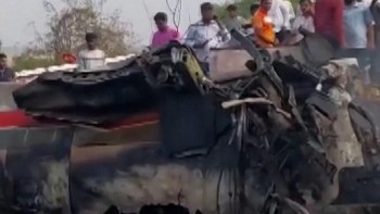 Penampakan Kecelakaan Pesawat Tewaskan Wakil Kepala Menteri di India