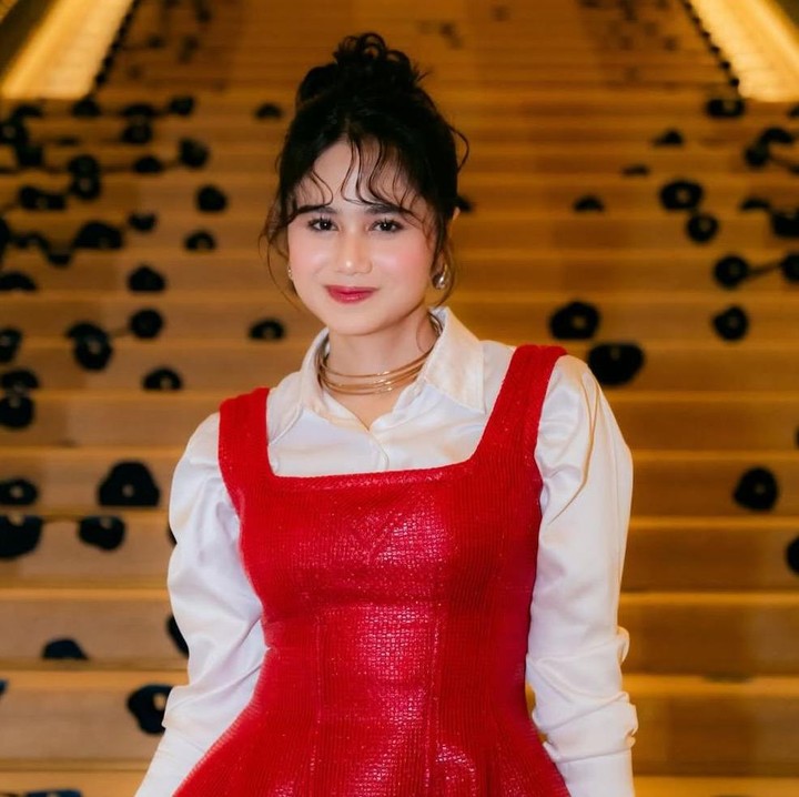 <p>Tissa menyiratkan bahwa perubahan yang ia jalani butuh proses dan dilakukan demi kesehatan dirinya sendiri. "Perjalanan ini mengajarkanku bahwa perubahan tidak selalu cepat, tapi selalu berarti. Badan ini berubah pelan-pelan, lewat proses jatuh bangun, rasa malas, dan belajar untuk tetap konsisten. Bukan demi standar siapa pun, tapi demi kesehatan dan rasa sayang pada diri sendiri. Hari ini aku bangga, bukan hanya karena terlihat lebih langsing, tapi karena aku berhasil bertahan dan tidak menyerah," tulis Tissa melalui caption di Instagramnya. (Foto: Instagram @tissabiani)</p>