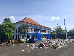 Viral Sopir Buang Sampah ke Kantor DPRD dan Walkot Bengkulu