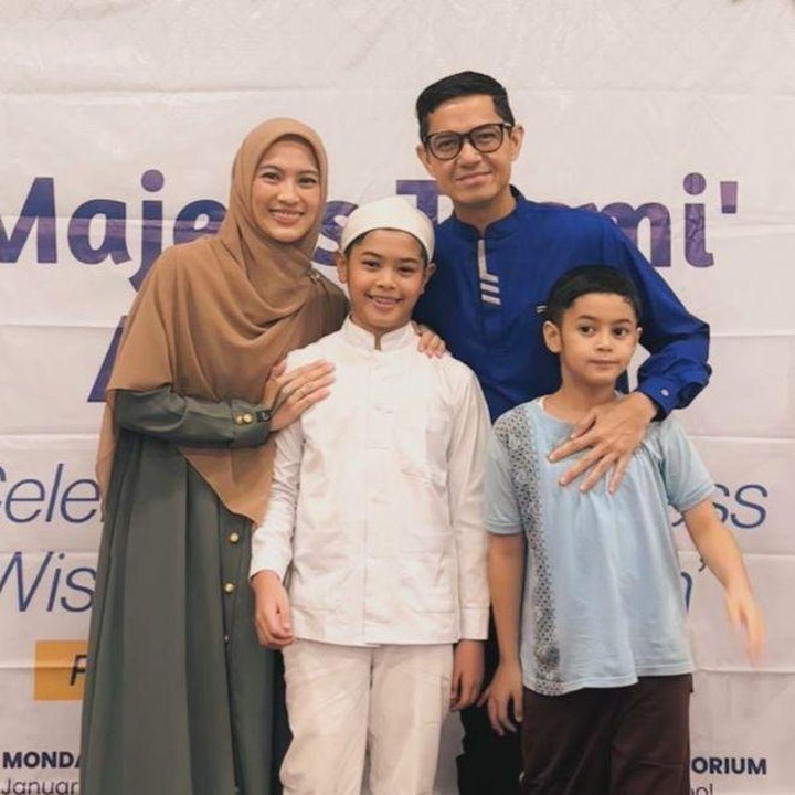 <p>Ternyata, banyak anak artis yang menjadi penghafal Al-Qur'an di usianya yang masih sangat muda. Salah satunya adalah putra sulung pasangan artis Alyssa Soebandono dan Dude Harlino, Rendra Harlino. Baru-baru ini, Alyssa mengungkapkan rasa bahagianya saat sang putra berhasil menyelesaikan juz ke-27. "Masya Allah TabarakAllah. Alhamdulillah, kali ke-4 Abang Rendra tasmi'. Dengan segala naik turunnya, hari ini Abang berhasil tasmi' juz 27. Terima kasih, karena Abang tidak menyerah. Terima kasih, karena Abang mampu menunjuukan yang terbaik. Terima kasih, karena telah berusaha. Terima kasih, atas segalanya. Semoga Allah jaga hafalan Abang dan mudahkan jalannya, yah. Aamiin Allahumma Aamiin," tulis Alyssa melalui unggahannya di Instagram. (Foto: Instagram @ichasoebandono)</p>