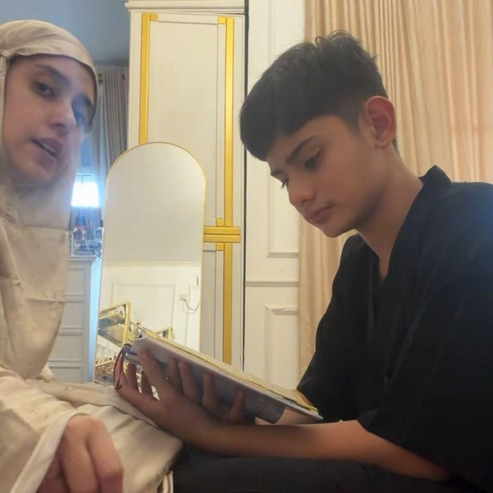 <p>Putra sulung Fairuz A Rafiq, King Faaz sudah mulai menghafal Al-Qur'an sejak usia dini. Belum lama ini, dirinya terlihat sedang setoran hafalan surah Ar-Rahman bersama sang Bunda. "MasyaAllah tabarakAllah. Alhamdulillah abang faaz atas izin ALLAH, bisa menyelesaikan hafalan surah Ar-Rahman 1-78 ayat. Seperti yang sempat aku ceritakan, abang Faaz sempet nyerah merasa susah banget hafalin surah Ar-Rahman di bandingkan surah yang lain," ungkap Fairuz, dikutip dari akun Instagram <em>@fairuzarafiq</em>. (Foto: Instagram @fairuzarafiq)</p>