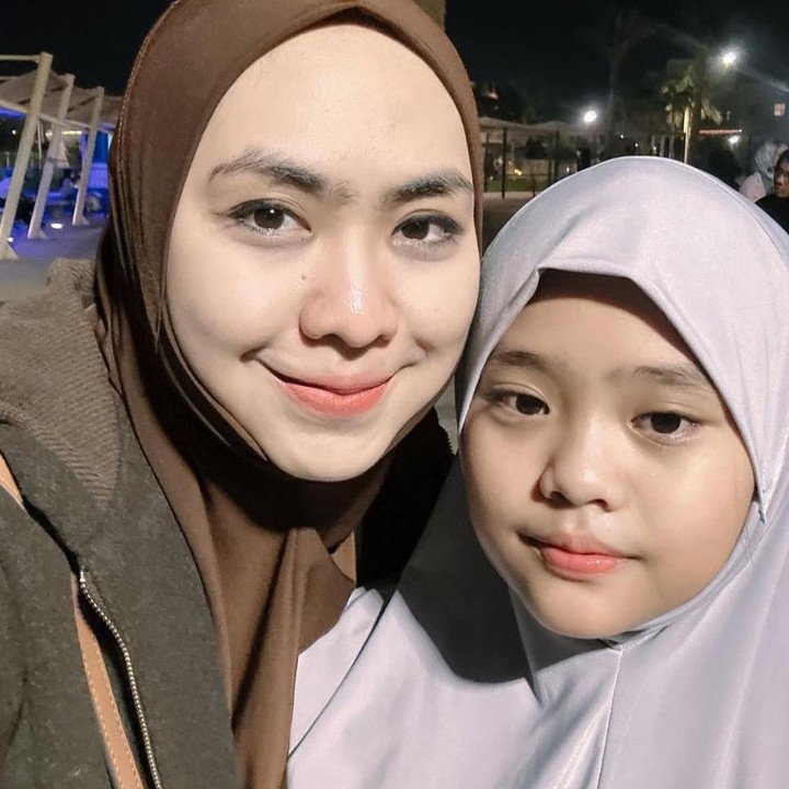 <p>Putri sulung Oki Setiana Dewi, Maryam Nusaibah Abdullah juga meniti jalannya sebagai penghafal Al-Qur'an, Bunda. Selain itu, dirinya juga aktif mendalami Bahasa Arab melalui kursus secara khusus. "Jam setengah 6 (bangun pagi). (Pulang sekolah) Les Bahasa Arab, terus les Bahasa Inggris, terus ada les ngaji. Sehari ada 3 les. Sabtu les Bahasa Arab, taekwondo, sama <em>gymnastic</em>," kata Maryam dikutip kanal YouTube <em>TRANS TV Official.</em> (Foto: Instagram @okisetianadewi)</p>