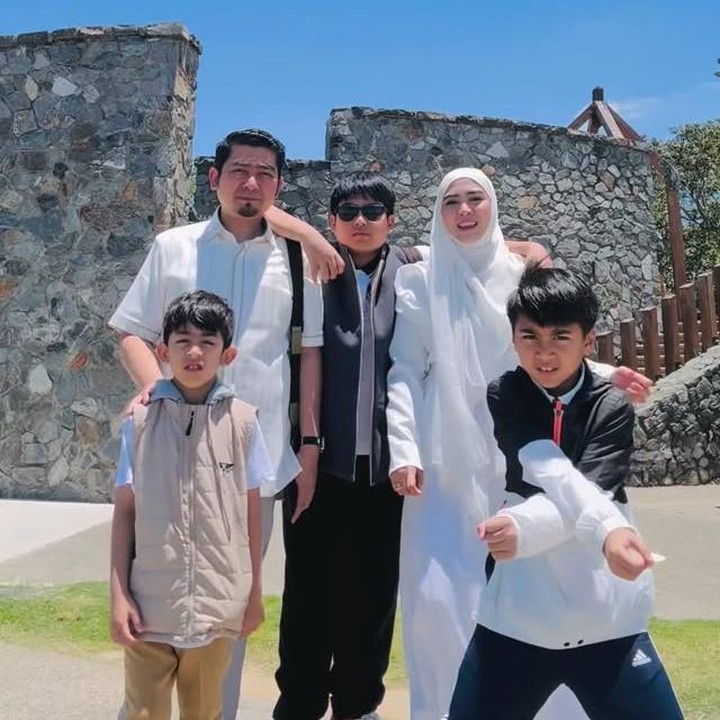 <p>Pasangan April Jasmine dan Ustaz Solmed dikaruniai tiga anak laki-laki, yaitu Sulthan, Aqil, dan Mahier. Sejak dini, anak-anak mereka sudah diarahkan untuk mendalami ilmu agama. Putra sulungnya, Sulthan, bahkan sudah menghafal Al-Qur'an sejak usia lima tahun. Jejak sang kakak kini diikuti oleh adik-adiknya, Aqil dan Mahier, yang sedang menempuh pendidikan di pondok pesantren. "Alhamdulillah Ya Allah bersyukur sekali atas kemudahan Aqil dan Mahier untuk mau berangkat mondok. Semoga kalian jadi penerus orang orang sholeh, menjadi orang yang selalu beruntung, mendapat ilmu barokah dari Allah SWT," kata April lewat Instagramnya. (Foto: Instagram @apriljasmine85)</p>