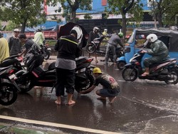 Jalan Daan Mogot Banjir Seharian, Warga Sukarela Bantu Dorong Kendaraan Mogok