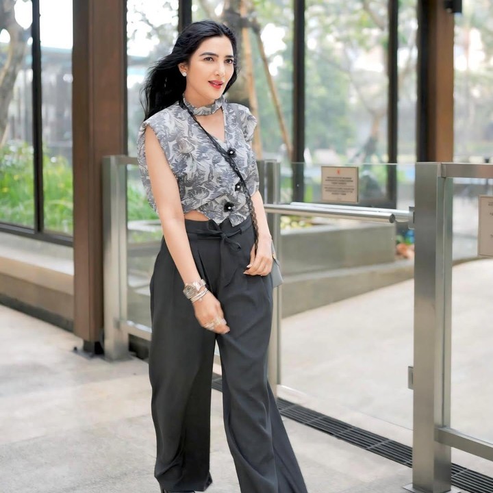 <p>Penampilan barunya ini sontak membuat warganet salah fokus. Tak sedikit dari mereka yang memberikan pujian sekaligus penasaran dengan metode diet yang dijalani. &ldquo;Ya ampun <em>slim</em> amat mbaa,&rdquo; tulis akun <em>@windysa****.</em> &ldquo;Bundaa <em>@ashanty_ash</em> cantiik banget mau bun resep langsingnya,&rdquo; tulis akun <em>@wie_masayun****.</em> &nbsp;(Foto: Instagram @ashanty_ash)</p>