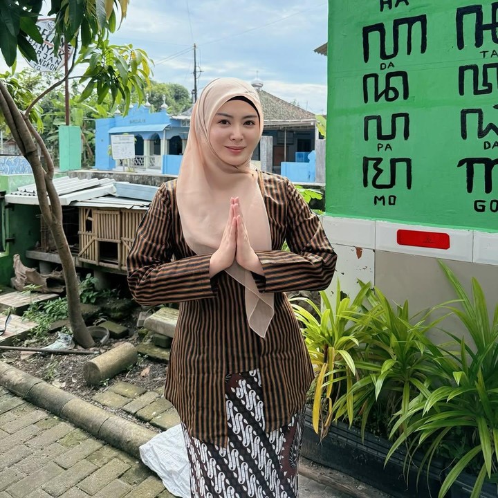 <p>Ayana pertama kali mengunjungi Yogyakarta untuk liburan pertamanya di awal tahun 2026. Dalam salah satu unggahan Ayana mengungkap alasannya memilih liburan di Kota Pelajar ini. "Kenapa saya cinta #Indonesia? Saya mencintai tradisi dan budaya Indonesia yang saya temui di setiap sudut kehidupan. Orang Indonesia tau bagaimana cara menghargai dan menghormati warisan budayanya. Apa yang mereka miliki terasa indah secara alami, cukup dengan keberadaannya. Bahasa dan budayanya (pakaian, kuliner, hingga gaya hidup) merupakan anugerah Tuhan. Dan perasaan ini terasa sangat dalam dan berkesan bagi saya selama berada di #Jogjakarta," tulisnya. (Foto: Instagram @xolovelyayana)</p>