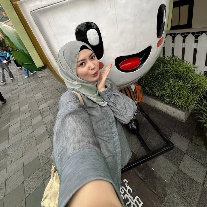 <p>Selain Candi Borobudur, Ayana menyempatkan diri untuk mengunjungi pasar di kawasan Malioboro. Di tempat ini, Ayana membeli oleh-oleh dan mainan. "Di sini tempat aku beli mainan(gantungan kunci) yang lucu. Ada banyak oleh-oleh kreatif dengan harga terjangkau di Teras Malioboro. Semoga kalian menikmati waktu belanja id #Jogjakarta!" ungkap Ayana. (Foto: Instagram @xolovelyayana)</p>